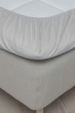 Høie formsydd laken med strikk