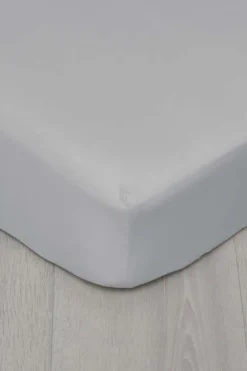 Høie formsydd laken med strikk