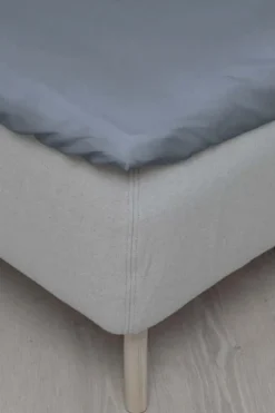 Høie formsydd laken med strikk