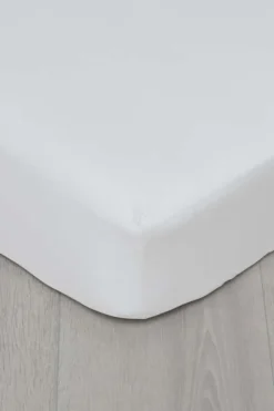 Høie formsydd laken med strikk