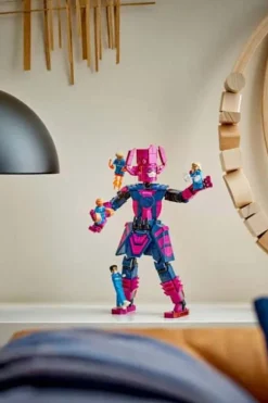 LEGO® ǀ Marvel Fantastic Four mot Galactus-byggefigur 76316