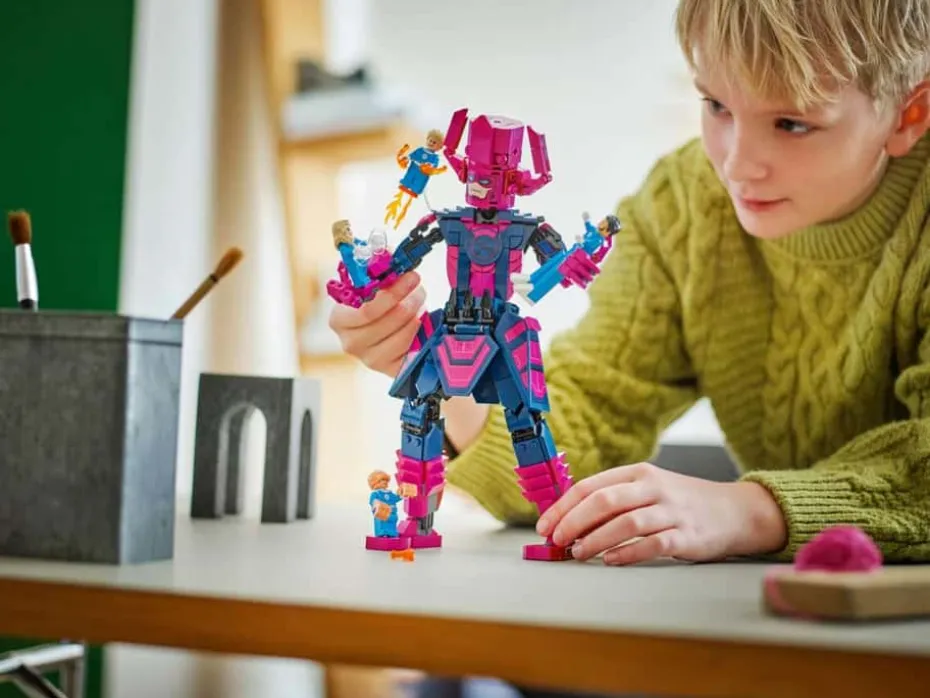 LEGO® ǀ Marvel Fantastic Four mot Galactus-byggefigur 76316