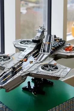 LEGO® ǀ Marvel S.H.I.E.L.D. helicarrier 76354