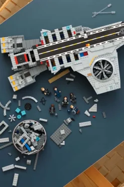 LEGO® ǀ Marvel S.H.I.E.L.D. helicarrier 76354