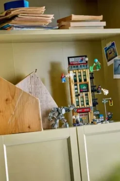 LEGO® ǀ Marvel Spider-Man mot Mysterio: Daily Bugle 76342