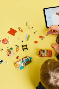 LEGO® Bluey: Bluey og familiens biltur til stranden 11202