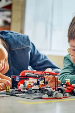 LEGO® City F1®-depotstopp og -team med Ferrari-bil 60443