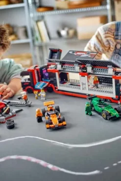 LEGO® City F1®-depotstopp og -team med Ferrari-bil 60443