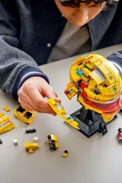 LEGO® Editions Formula 1 Scuderia Ferrari HP Lewis Hamilton hjelm 43022