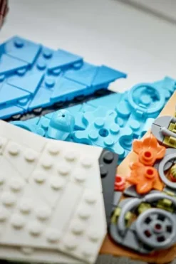 LEGO® Editions Lionel Messi feirer seieren 43018