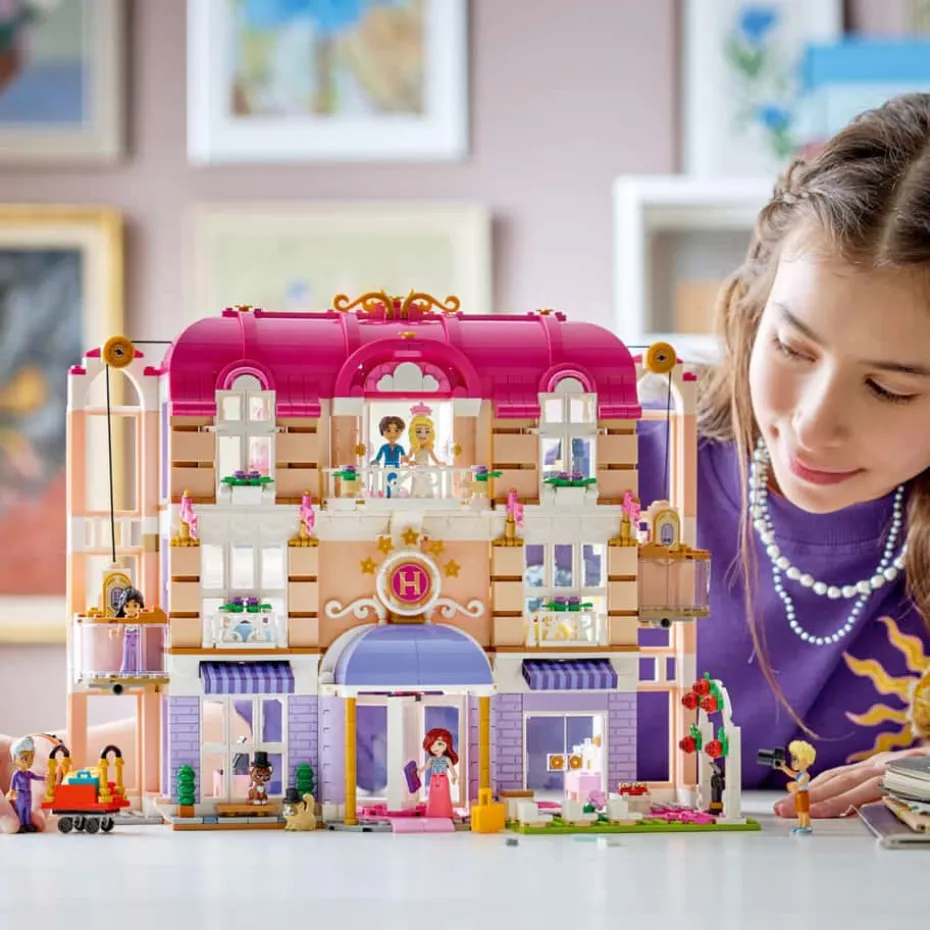 LEGO® Friends Heartlake Citys Grand Hotell 42704