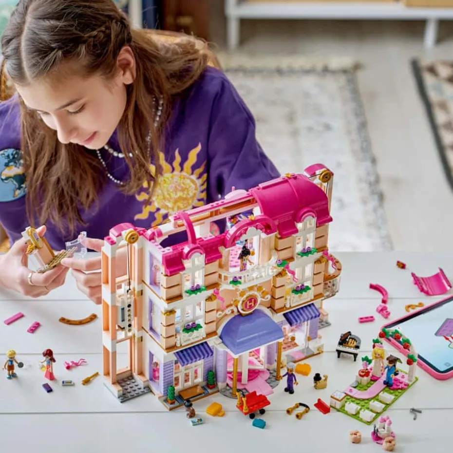 LEGO® Friends Heartlake Citys Grand Hotell 42704