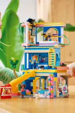 LEGO® Friends klubbhuset i Heartlake City 42689