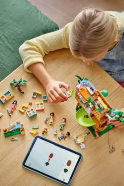 LEGO® Friends Koselig hytte i vennskapstreet 42652