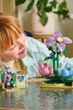 LEGO® Friends Snurrende tekoppkarusell med blomstertema 42702