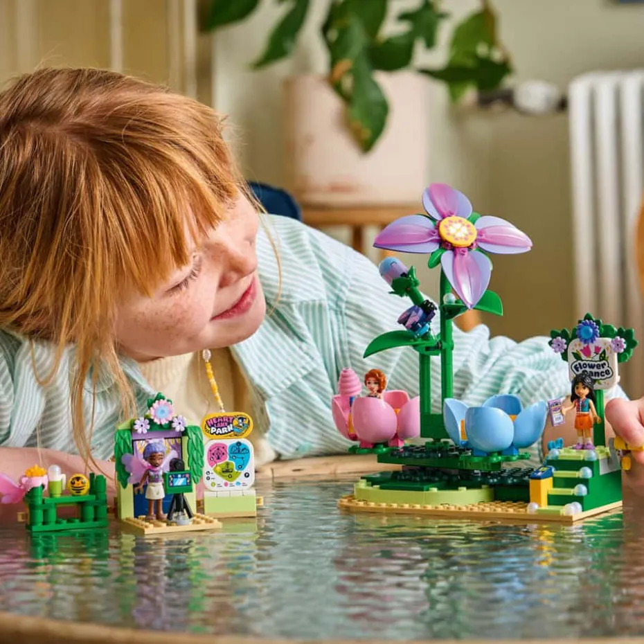 LEGO® Friends Snurrende tekoppkarusell med blomstertema 42702