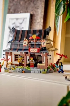 LEGO® NINJAGO® 15-årsjubileumssett med 4 våpen-smia 71858