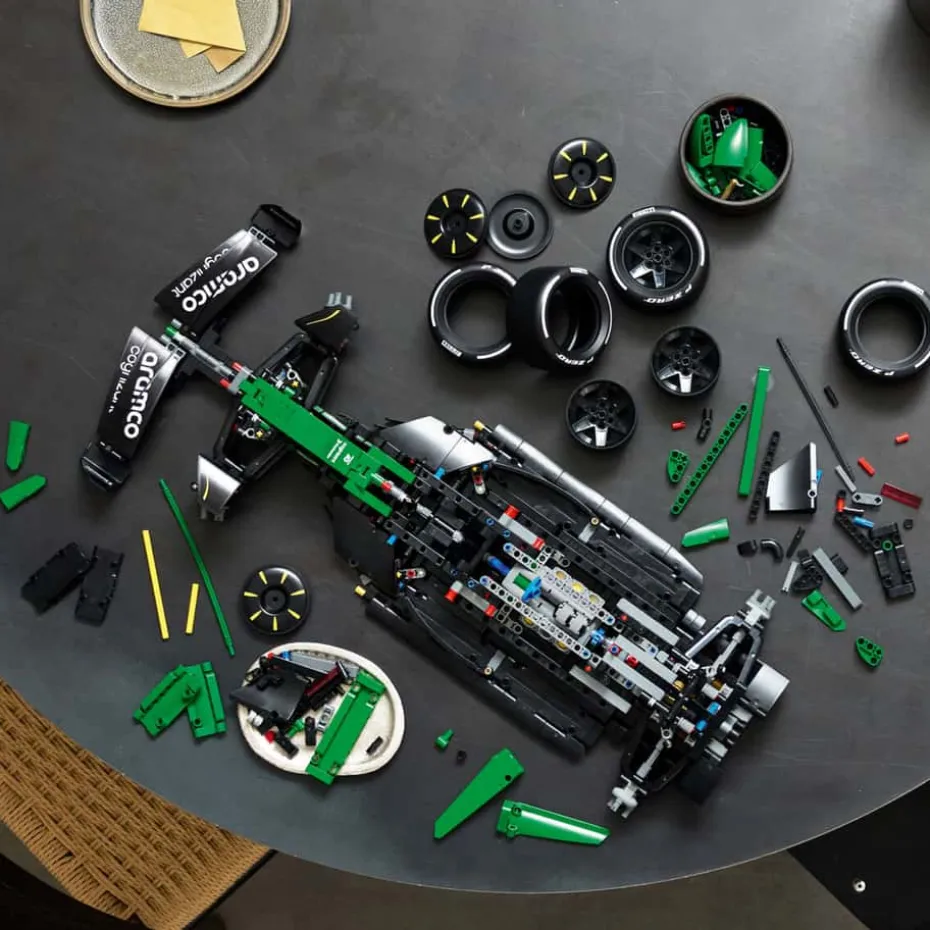 LEGO® Technic Aston Martin Aramco AMR25 F1®-bil 42240