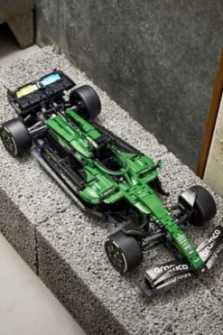 LEGO® Technic Aston Martin Aramco AMR25 F1®-bil 42240