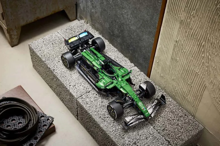 LEGO® Technic Aston Martin Aramco AMR25 F1®-bil 42240