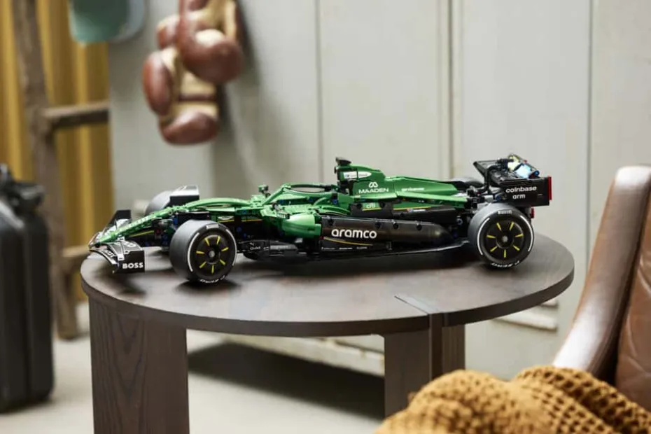 LEGO® Technic Aston Martin Aramco AMR25 F1®-bil 42240