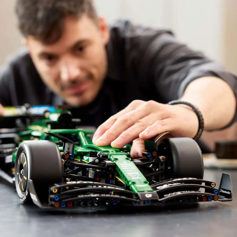 LEGO® Technic Aston Martin Aramco AMR25 F1®-bil 42240