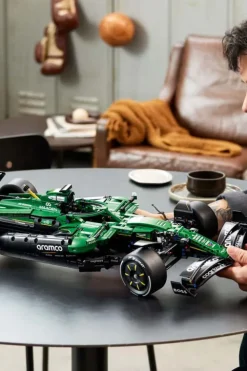LEGO® Technic Aston Martin Aramco AMR25 F1®-bil 42240