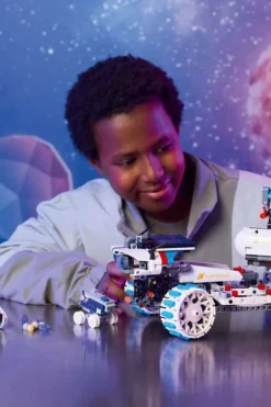 LEGO® Technic Lunar Outpost™ månerover-romkjøretøy 42211
