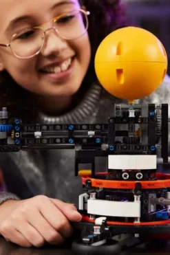 LEGO® Technic Månens kretsløp rundt jorden 42179