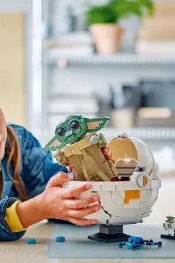 LEGO®Star Wars: The Mandalorian™ Grogu™ med svevende barnevogn 75403