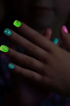 Real UniQ Glow in the Dark Neglekunst i metalletui