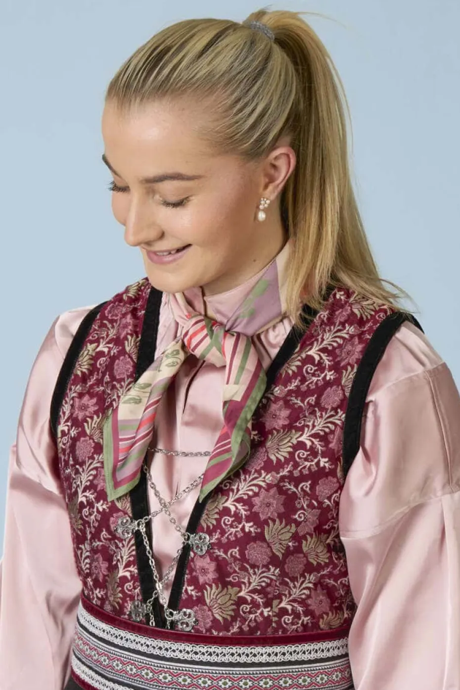 Satinskjerf til festdrakt